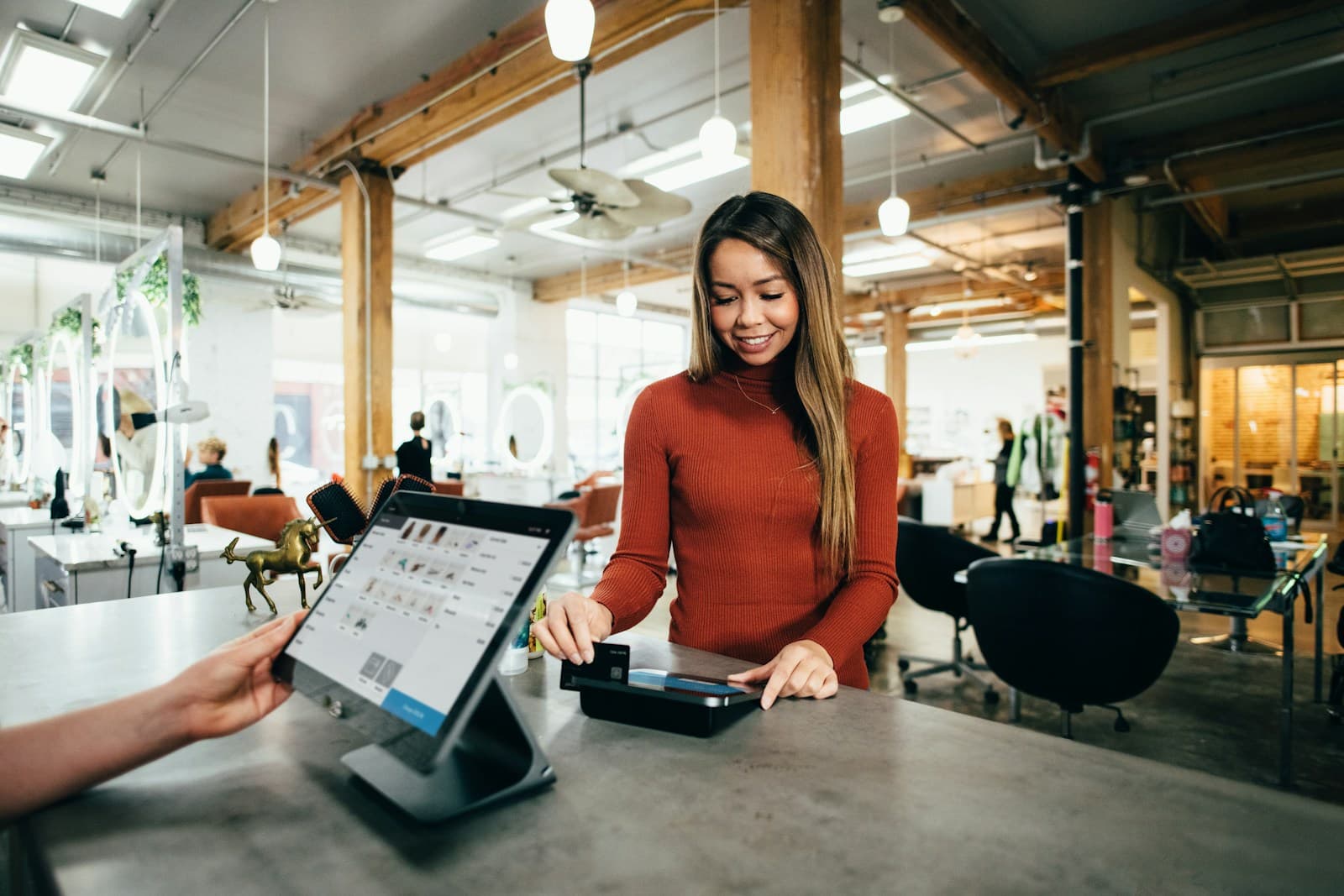 Equipe RH devant des ordinateurs, pilotant un processus de recrutement digital.