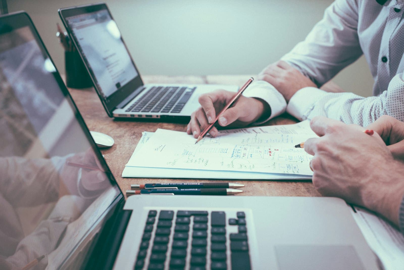 Professionnelle consultant des tableaux de bord et KPI sur écran pour piloter la performance recrutement.