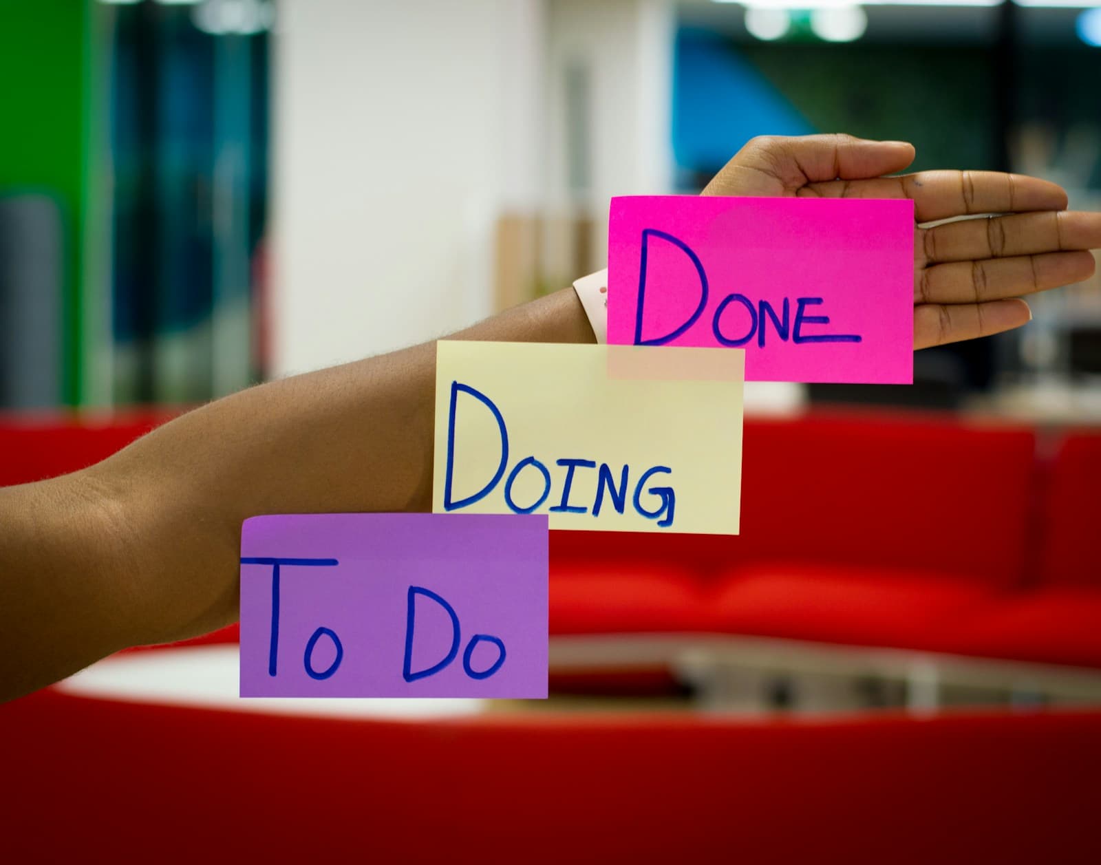 Personne utilisant un ordinateur portable affichant un tableau de tâches en colonnes type kanban pour organiser les étapes d’un parcours candidat.